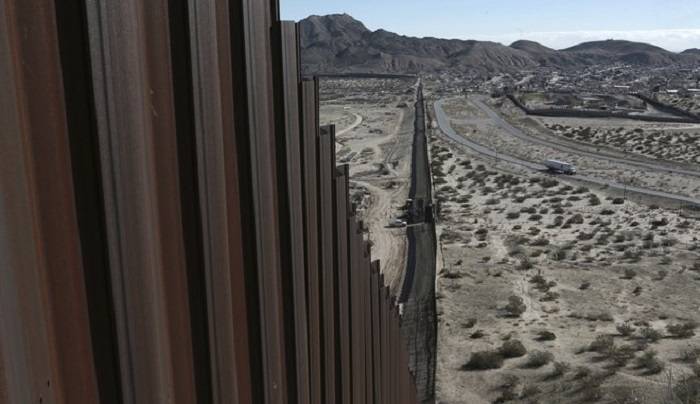 Υψώνουν τείχος στα σύνορα με το Μεξικό οι οπαδοί του Τραμπ!