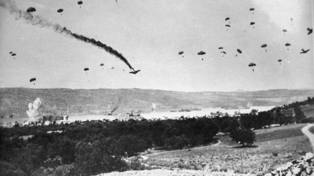 Γαλλία: 97χρονος βετεράνος πήδηξε με αλεξίπτωτο στη Νορμανδία