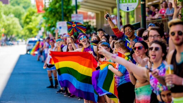 Σε εξέλιξη η μαζική παρέλαση του Athens Pride 2019