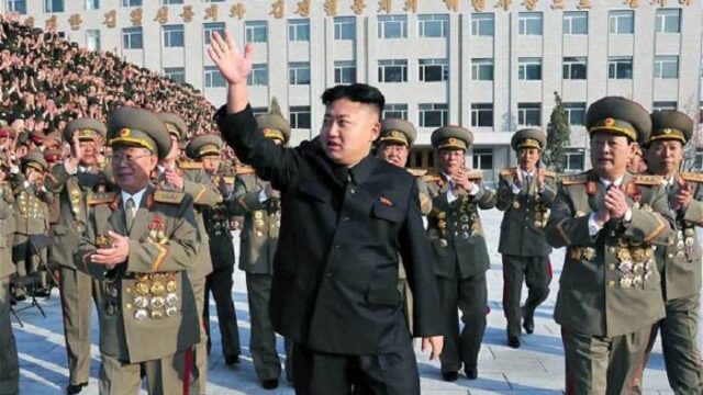 Βόρεια Κορέα: Ο Κιμ “επιθεώρησε” δοκιμές νέων όπλων