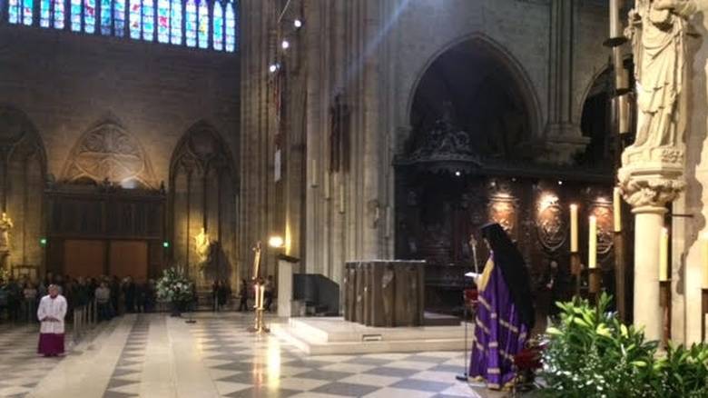 Γαλλία: Τελέστηκε η πρώτη μετά τη φωτιά λειτουργία στην Παναγία των Παρισίων