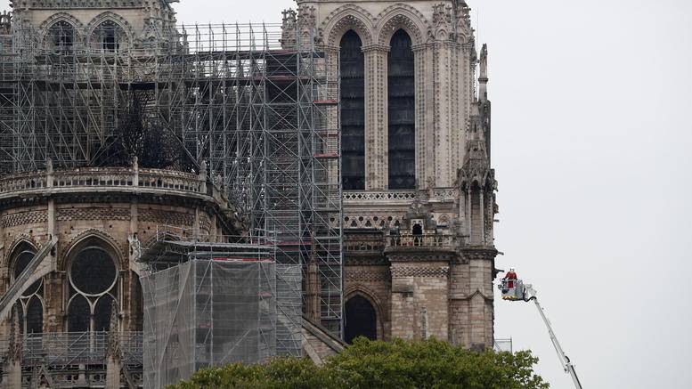 Γαλλία: Πρώτη λειτουργία της Παναγίας των Παρισίων μετά την πυρκαγιά