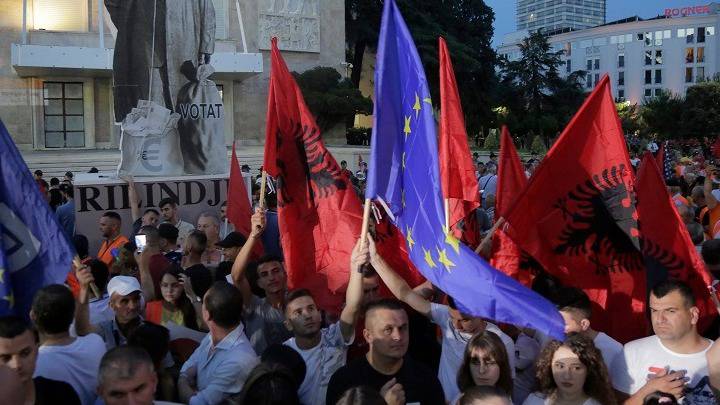 Δημοτικές εκλογές στην “φλεγόμενη” Αλβανία
