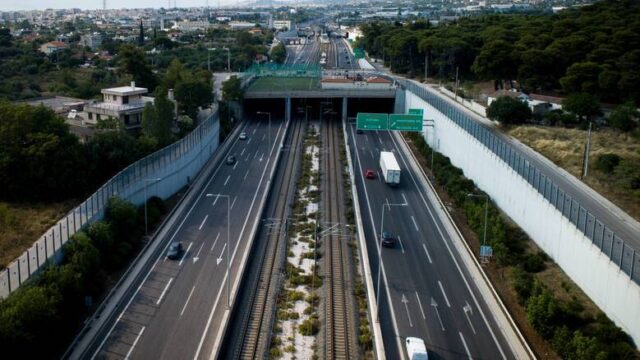 Φωτιά σε όχημα στην Αττική Οδό - Καθυστερήσεις ανά τμήματα και στα δύο ρεύματα