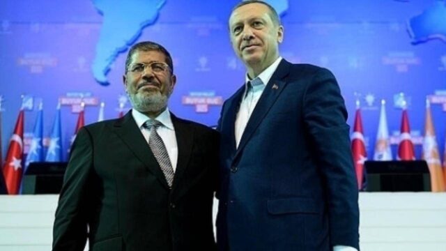 Τουρκία: Ο πρόεδρος Ερντογάν αποτίει φόρο τιμής στον “μάρτυρα” Μόρσι