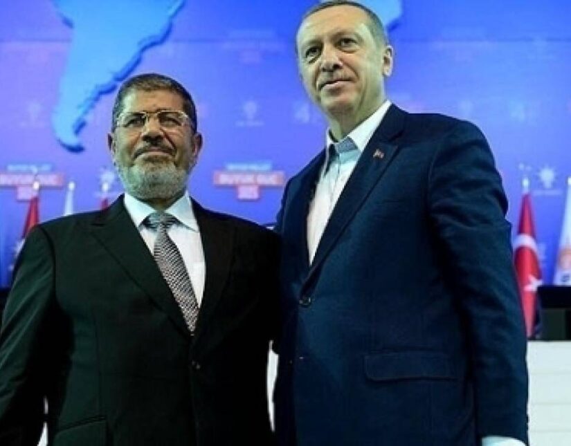 Τουρκία: Ο πρόεδρος Ερντογάν αποτίει φόρο τιμής στον “μάρτυρα” Μόρσι