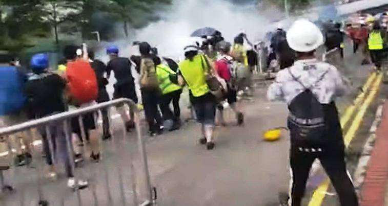 Χονγκ Κονγκ: Χημικά από την αστυνομία κατά των διαδηλωτών