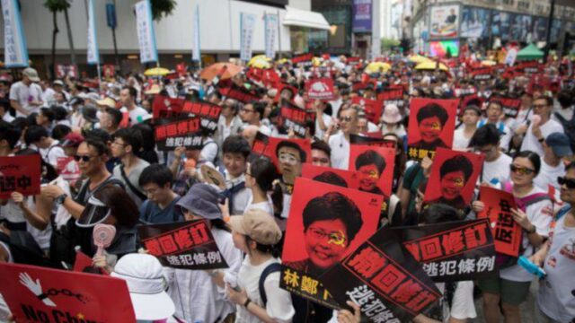 Χονγκ Κονγκ: Συνεχίζονται οι διαδηλώσεις παρά την αναστολή του νόμου για εκδόσεις στην Κίνα