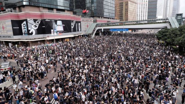 Διαδηλωτές έχουν περικυκλώσει το αρχηγείο της αστυνομίας του Χονγκ Κονγκ