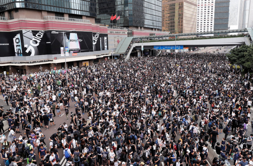 Διαδηλωτές έχουν περικυκλώσει το αρχηγείο της αστυνομίας του Χονγκ Κονγκ