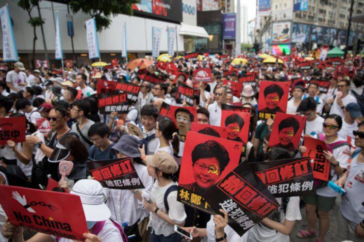 Χονγκ Κονγκ: Συνεχίζονται οι διαδηλώσεις παρά την αναστολή του νόμου για εκδόσεις στην Κίνα