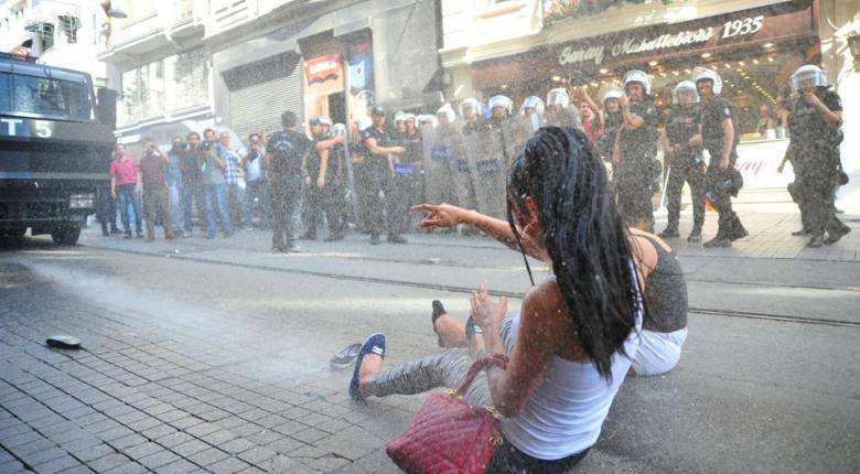 Κωνσταντινούπολη: Δακρυγόνα κατά τη διάρκεια της πορείας Υπερηφάνειας