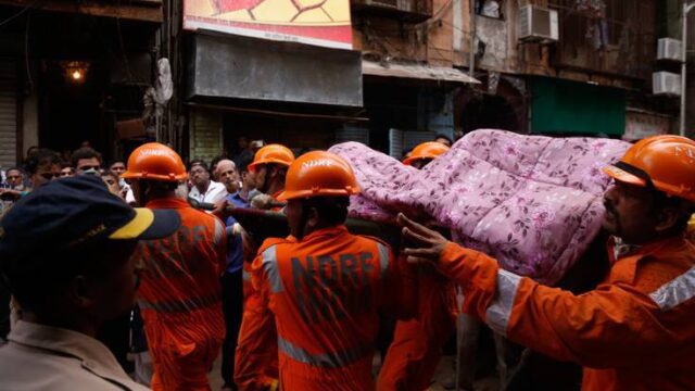 Στους 13 οι νεκροί από την κατάρρευση κτιρίου στην Ινδία
