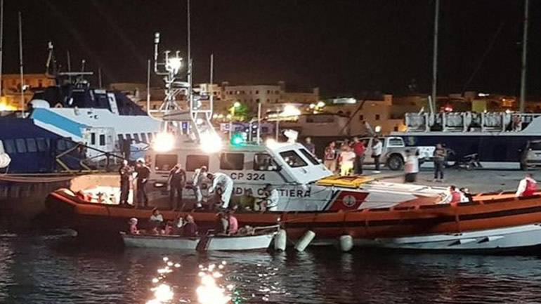 Ιταλία: Άλλο ένα πλοίο ανθρωπιστικής οργάνωσης έδεσε χωρίς άδεια στην Λαμπεντούζα (upd.)