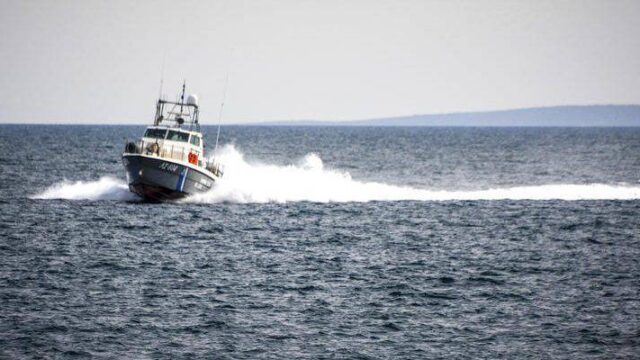 Διαψεύδει το Λιμενικό πυροβολισμούς σε σκάφος μεταναστών