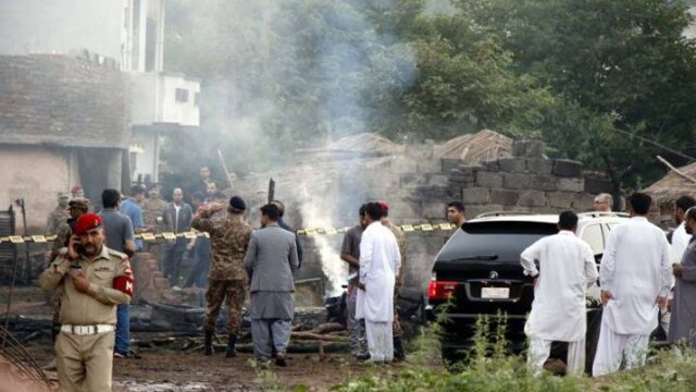 Πακιστάν: Στρατιωτικό αεροσκάφος κατέπεσε πάνω σε σπίτια (upd.)