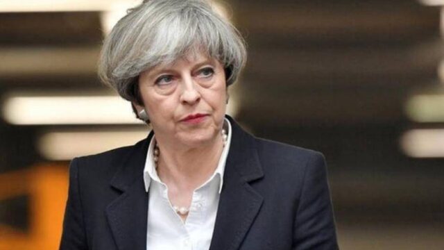 Βρετανία: Με “υπερηφάνεια και απογοήτευση” αποχωρεί η Τερέζα Μέι