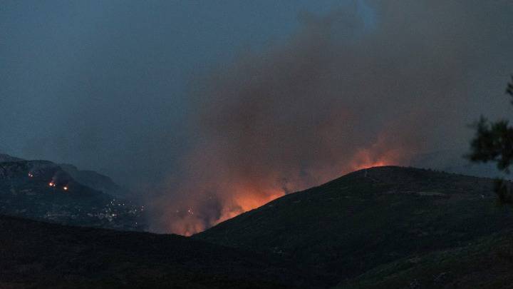Εύβοια – φωτιά: Εκκένωση τεσσάρων χωριών, μια σύλληψη για εμπρησμό