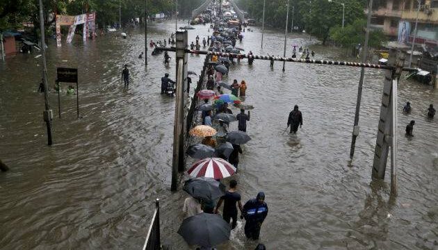 Πάνω από 100 οι νεκροί από τις πλημμύρες στη νότια Ασία