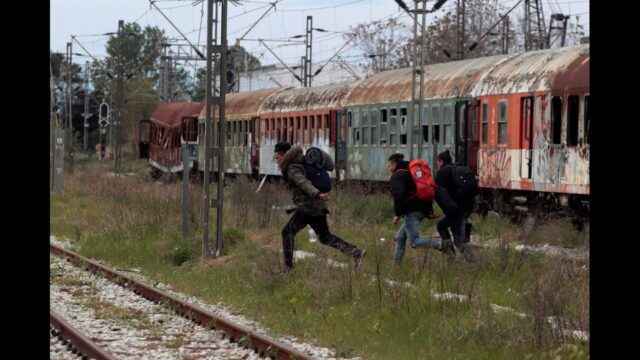 Απομακρύνθηκαν από τον σιδηροδρομικό σταθμό Θεσσαλονίκης μετανάστες που ζούσαν σε βαγόνια