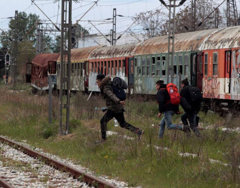 Απομακρύνθηκαν από τον σιδηροδρομικό σταθμό Θεσσαλονίκης μετανάστες που ζούσαν σε βαγόνια