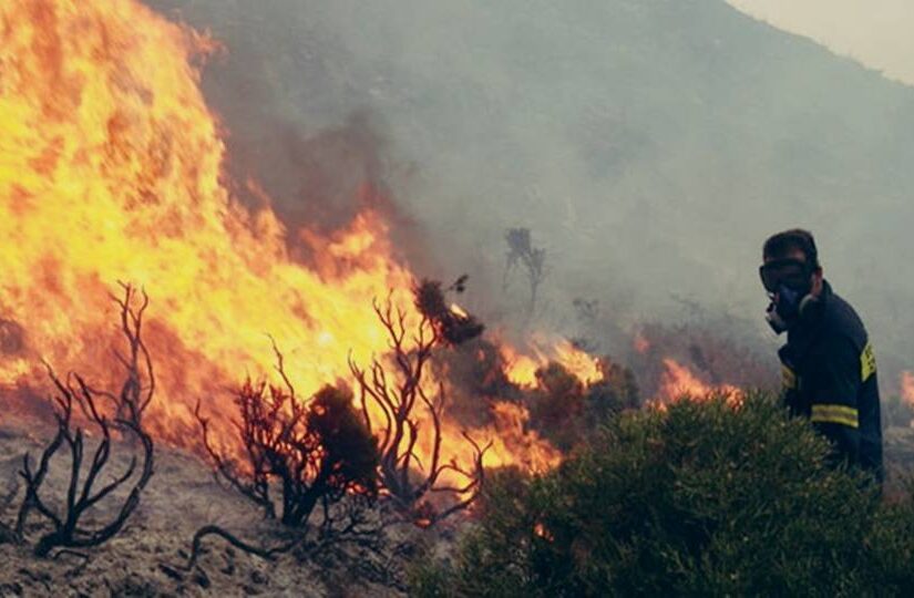 Πυρκαγιά από κεραυνό στην Οίτη, κάηκαν αυτοκίνητα στα Χανιά