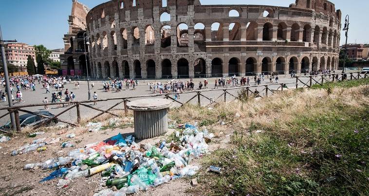 “Πνίγεται” στα σκουπίδια η Ρώμη