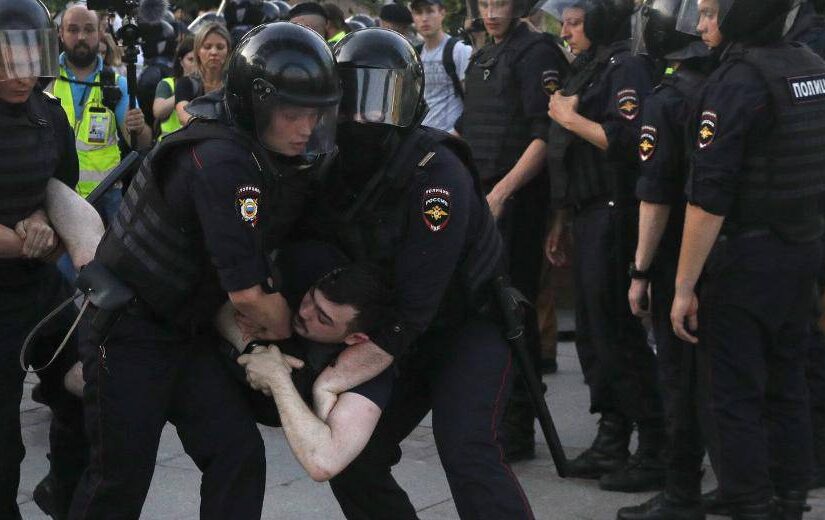 Χιλιάδες συλλήψεις διαδηλωτών στη Μόσχα