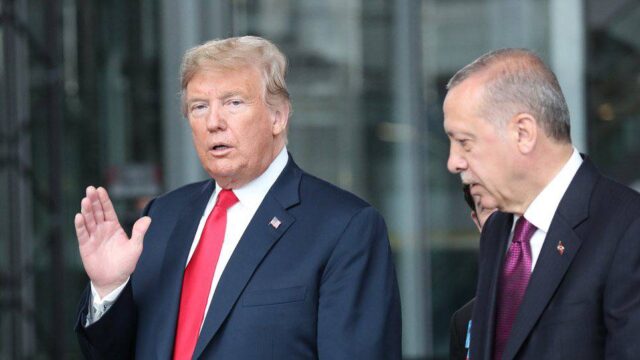 Τουρκία: Ο Ερντογάν προσβλέπει στον Τραμπ για να αποφύγει τις κυρώσεις των ΗΠΑ