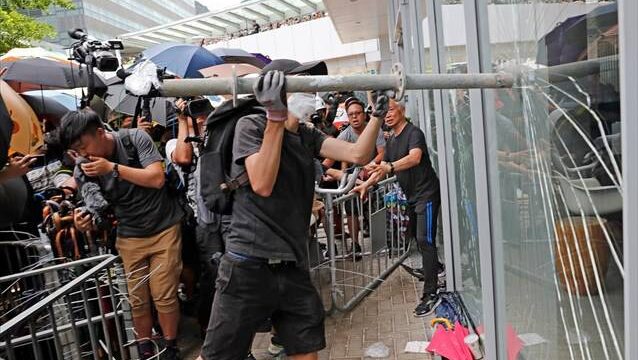 Πυροβολισμοί σε διαδηλώσεις στο Χονγκ Κονγκ