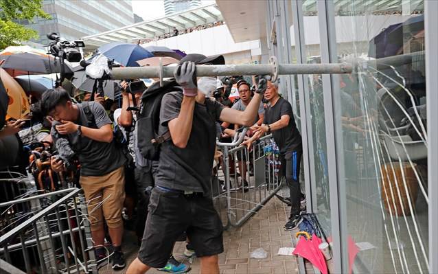 “Μπούκαραν”  στη Βουλή διαδηλωτές στο Χόνγκ-Κονγκ