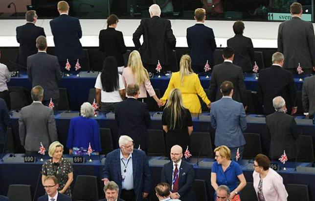Γύρισαν πλάτη στον ευρωπαϊκό ύμνο οι ευρωβουλευτές του κόμματος του Brexit