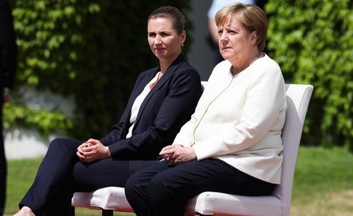 Καθιστή η Μέρκελ στο Βερολίνο μετά τα «επεισόδια τρόμου»