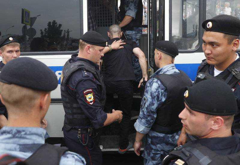 Η ρώσικη αστυνομία συνέλαβε δεκάδες διαδηλωτές της αντιπολίτευσης