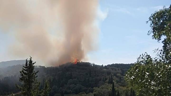 Εκκενώθηκαν δύο χωριά στη Κέρκυρα λόγω πυρκαγιάς