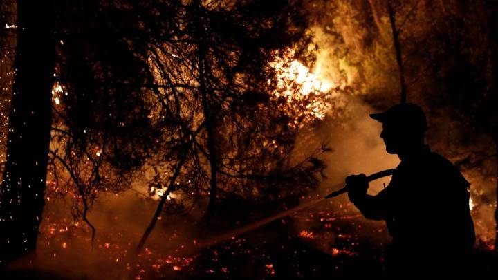 Συνεχίζεται η μάχη με τη φωτιά στην Εύβοια… σώθηκαν τα 4 χωριά (upd.)