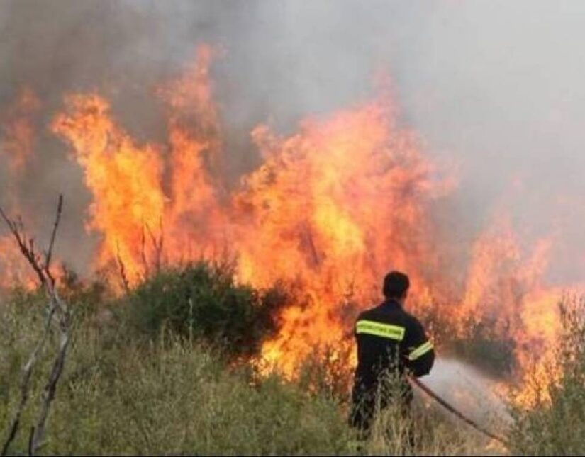 Υπό μερικό έλεγχο η φωτιά στη Μάνδρα – Πυρκαγιά και στο Μαρκόπουλο