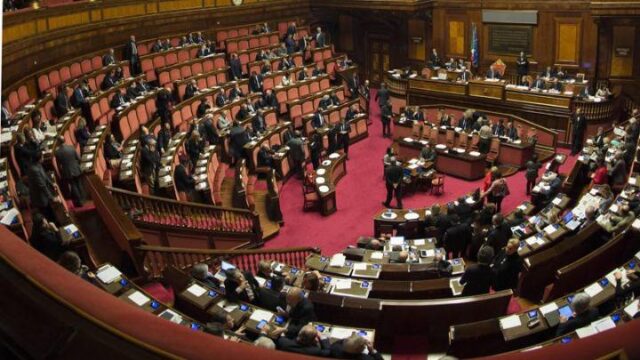 Ιταλία: Αύριο αποφασίζουν για την πρόταση μομφής κατά της κυβέρνησης