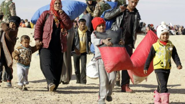 Άρχισε η μεγάλη φυγή από την Ιντλιμπ – Χιλιάδες εκτοπισμένοι στα σύνορα με την Τουρκία
