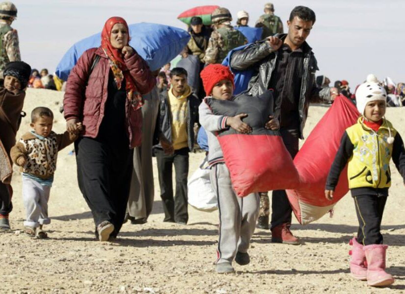 Άρχισε η μεγάλη φυγή από την Ιντλιμπ – Χιλιάδες εκτοπισμένοι στα σύνορα με την Τουρκία
