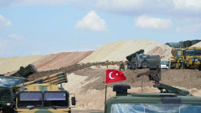 Στρατιώτες και άρματα στα σύνορα με τη Συρία μετακινεί ο Ερντογάν