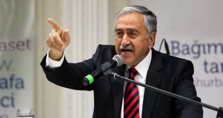 Διχάζει τους τουρκοκύπριους ο Ερντογάν – Μπάχαλο στη “Βουλή” για τις δηλώσεις Ακιντζί