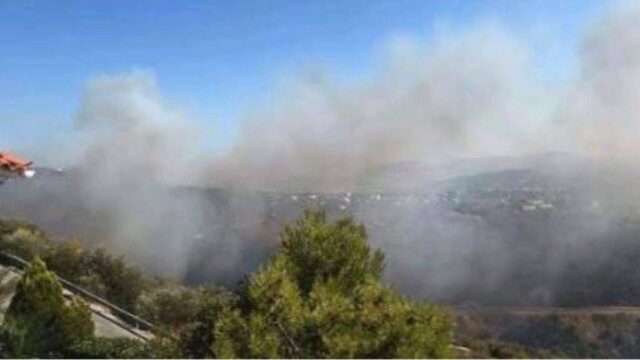 Σε ύφεση η φωτιά στη Πεντέλη