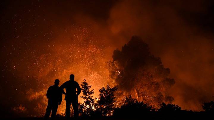 Συνεχίζεται η μάχη με τις φλόγες στην Εύβοια… Μαζική χρήση εναερίων μέσων