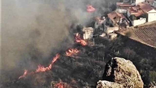 Περιβαλλοντική τραγωδία στο Γκραν Κανάρια – Μαίνεται η τρίτη κατά σειρά πυρκαγιά