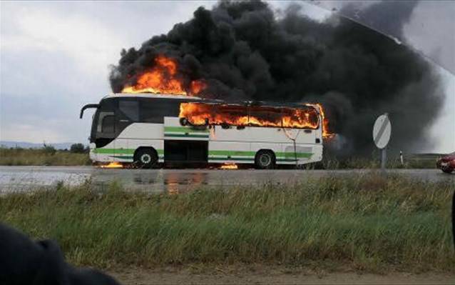 Στις φλόγες τουριστικό λεωφορείο ανάμεσα στα τούνελ της Εγνατίας