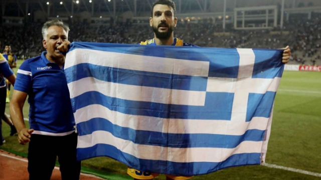 "Επιτέθηκαν" σε ποδοσφαιριστή επειδή πανηγύρισε κρατώντας ελληνική σημαία! Μιχάλης Ιγνατίου