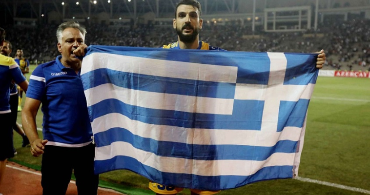 "Επιτέθηκαν" σε ποδοσφαιριστή επειδή πανηγύρισε κρατώντας ελληνική σημαία! Μιχάλης Ιγνατίου