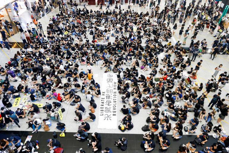 Καθιστική διαμαρτυρία στο αεροδρόμιο του Χονγκ Κονγκ