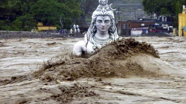 Τουλάχιστον 100 νεκροί από πλημμύρες στην Ινδία